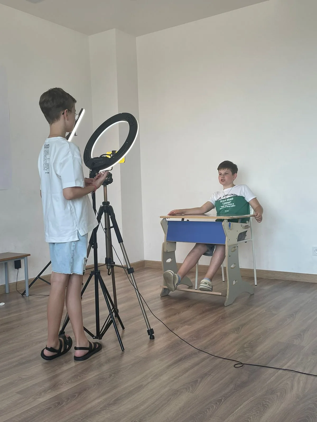 Создаёт контент